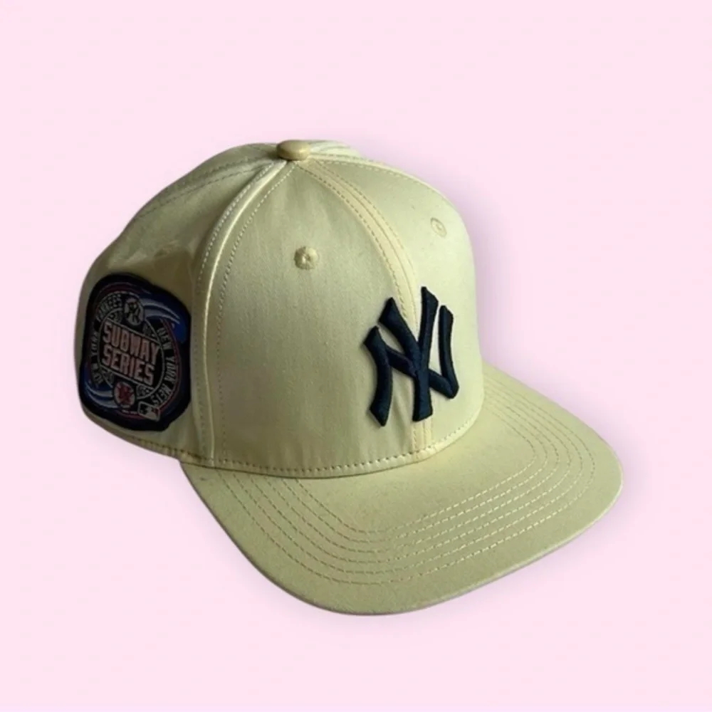 NEW YORK YANKEES LOGO SUBWAY SERIES SNAPBACK Pro Standard Hat Cream